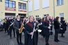 Orkiestra stoi przed remizą